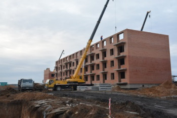 Фотография к новости: Аким Акмолинской области проверил строительство домов для атбасарских семей, пострадавших от паводка