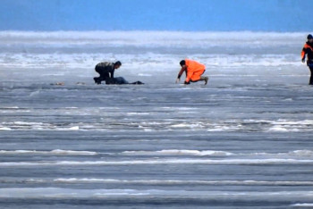 Фотография к новости: Машина с людьми ушла под лед на озере Балхаш