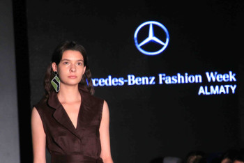 Фотография к новости: Что носить весной и летом 2018 года, показали дизайнеры в Алматы