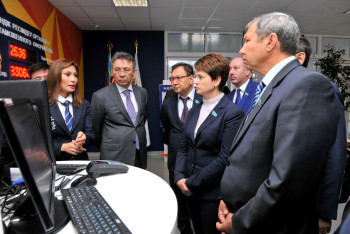 Фотография к новости: Сенаторы посетили центр таможенного оформления Астаны