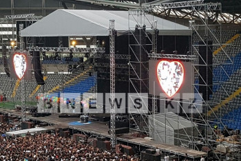 Фотография к новости: Страстные поцелуи устроили фанаты на концерте группы «30 Seconds to Mars»