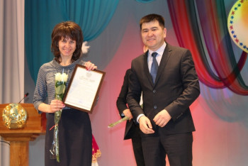 Фотография к новости: В Степногорске молодая мама получила знак «Алтын Алка»