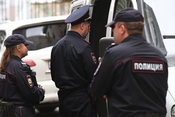 Фотография к новости: Телефонные террористы вызвали массовую эвакуацию в крупных российских городах