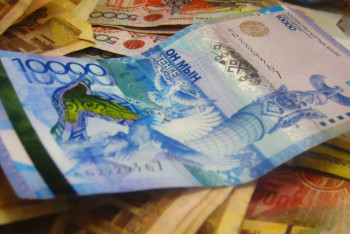 Фотография к новости: Тенге образца 2006 года банки не будут принимать с 3 октября