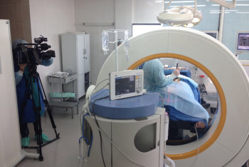 Фотография к новости: Алматинские врачи впервые в СНГ провели уникальную операцию на позвоночник