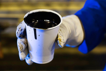 Фотография к новости:  Цены на нефть продолжают снижаться на фоне данных о запасах в США