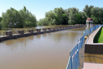 Фотография к новости: В Уральске затопило набережную за полмиллиарда тенге