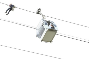 Фотография к новости: На Кок-Тобе с высоты 40 метров «спасли» людей из кабинки гондольной дороги