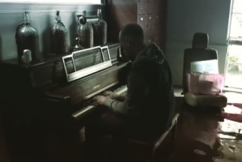 Фотография к новости: Трогательное видео с играющим на пианино в затопленном доме техасцем появилось в соцсетях