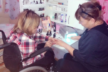 Фотография к новости: Девушка из Байконыра на инвалидной коляске трудится на трех работах