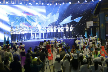 Фотография к новости: В честь 25-летия государственных символов в Караганде прошла «Симфония флагов»