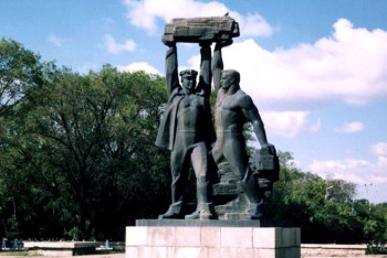 Фотография к новости: Премьер-министр РК Бакытжан Сагинтаев прибыл в Карагандинскую область с рабочей поездкой 