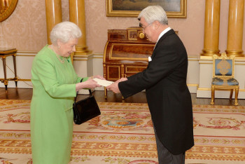 Фотография к новости: Ерлан Идрисов вручил верительные грамоты Королеве Елизавете II