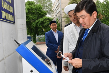 Фотография к новости: Прихожане алматинской мечети вносят пожертвования через терминал