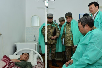 Фотография к новости:  Министр обороны РК навестил в госпитале Тараза пострадавших в лавине военнослужащих