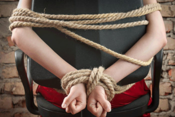 Фотография к новости:  Жители ЮКО за деньги насильно удерживали в заложниках иностранца