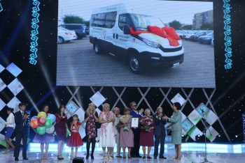 Фотография к новости: Образцовой казахстанской семье подарили микроавтобус