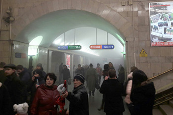 Фотография к новости: 10 человек погибли при взрыве в петербургском метро, 50 пострадали