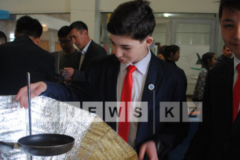 Фотография к новости:  Стартап: Школьники из Семея придумали зонт, на котором можно приготовить яичницу