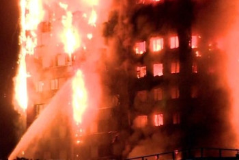 Фотография к новости: Пожар в Лондоне: Горящий небоскреб может рухнуть в любую минуту