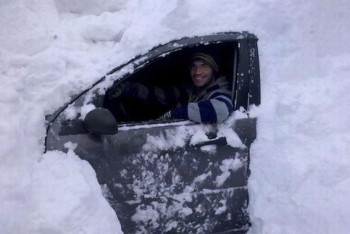 Фотография к новости: Шестеро жителей Канады выжили на заблокированной снегом трассе при 20-градусном морозе