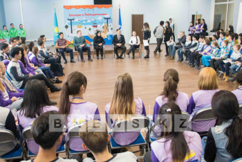 Фотография к новости: Олимпийские чемпионы подарили воспитанникам детских домов Алматы билеты на Универсиаду (ФОТО)