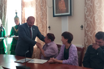 Фотография к новости: Бизнесмен из Актобе подарил квартиру пострадавшей от паводков многодетной семье