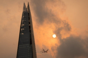 Фотография к новости: Красная луна над Великобританией появилась из-за урагана «Офелия»