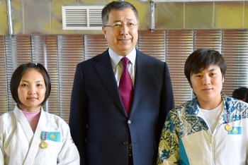 Фотография к новости: Южно-Казахстанские призерки Олимпиады получили две новые медали