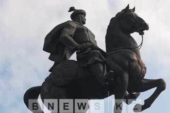 Фотография к новости: Памятник батыру открыли в Костанае на народные средства