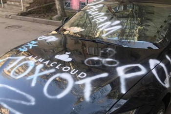 Фотография к новости: Вандалы разрисовали разыгрываемую Tesla в Алматы