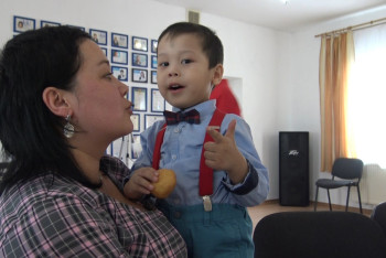 Фотография к новости: Посол Австрии преподнес мальчику из Темиртау подарок за 7 млн тенге 