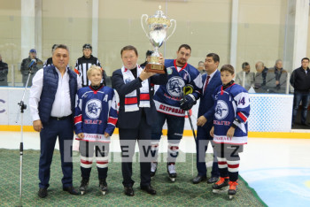 Фотография к новости: Хоккейному клубу «Кулагер» СКО вручен Кубок Казахстана