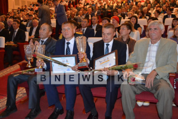 Фотография к новости: В СКО наградили прославленных спортсменов области