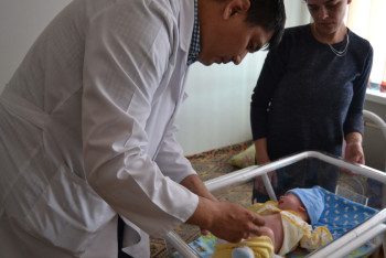 Фотография к новости: Акмолинские врачи спасли тяжелобольного младенца с «тройным» диагнозом 