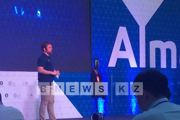 Фотография к новости: VI Инновационный форум: Робот рассказал о беспилотных автомобилях в ближайшее десятилетие