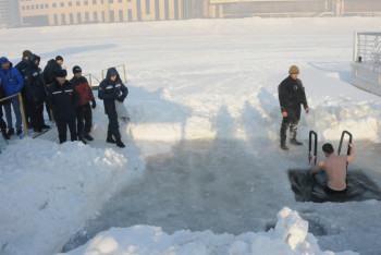 Фотография к новости: Крещенские купания: Как окунуться в прорубь и не заболеть (ФОТО)