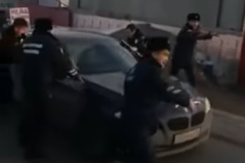 Фотография к новости: Устроивший сопротивление полицейским алматинский водитель отделался штрафом