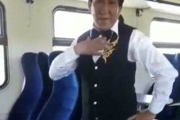 Фотография к новости: Танцующий в электричке проводник стал звездой Instagram