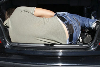 Фотография к новости: В Алматинской области четверо мужчин держали избитого парня в багажнике 