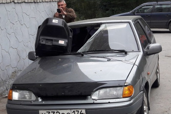 Фотография к новости: В Костанае выпавший из окна дома телевизор разбил автомобиль