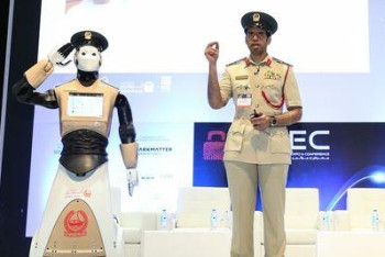 Фотография к новости: Первый в мире робот-полицейский вышел на службу