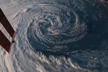 Фотография к новости: В Австралии эвакуируют тысячи людей из-за циклона «Дебби»