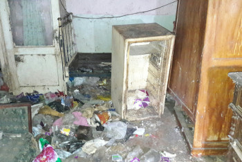 Фотография к новости: Уральские волонтеры несколько дней убирают 20-летнюю свалку в квартире пенсионерки 
