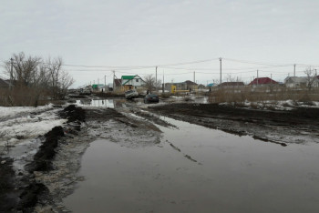 Фотография к новости: В Уральске пригородные микрорайоны утопают в грязи