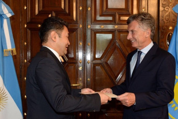 Фотография к новости: Посол Казахстана вручил верительные грамоты Президенту Аргентины