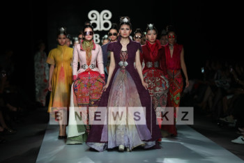 Фотография к новости: Казахстанские дизайнеры представили свои работы на KFW