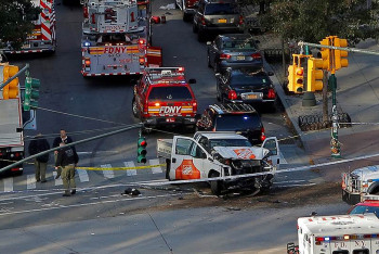 Фотография к новости: Неизвестный на пикапе давил людей на пешеходных дорожках в Нью-Йорке