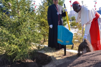 Фотография к новости: Кардинал Ватикана посадил дерево на аллее межконфессионального согласия в Астане