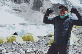 Фотография к новости: Британский диджей устроил дискотеку на вершине Эвереста